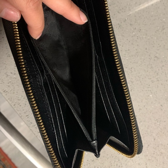 Black and gold Michael Kors wallet - Picture 4 of 5